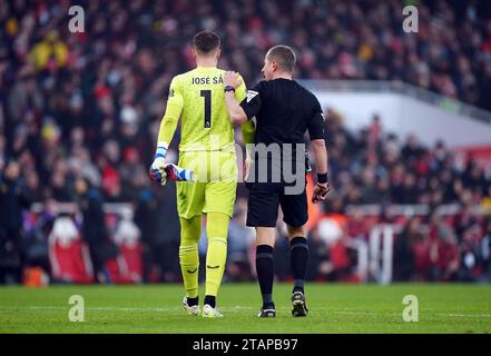 Der Torhüter Jose Sa der Wolverhampton Wanderers verlässt sich während des Premier League-Spiels im Emirates Stadium in London. Bilddatum: Samstag, 2. Dezember 2023. Stockfoto