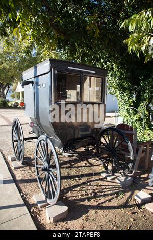 Die Main Street in Fredericksburg, Texas mit einem amischen Pferdekutschenparkplatz am Bürgersteig Stockfoto