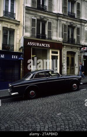 PARIS OLDTIMER - EIN VOLVO AMAZON PARKT IN EINER STRASSE VON MONTMARTRE - FARBDIAFILM - PARIS STRASSENFOTOGRAFIE © FOTOGRAFIE: F.BEAUMONT Stockfoto