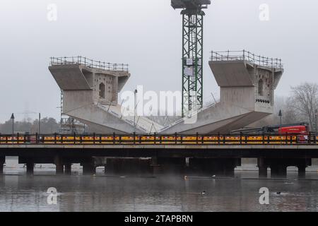 Harefield, Großbritannien. Dezember 2023. In Harefield, London Borough of Hillingdon, werden die Bauarbeiten am HS2 High Speed Rail Phase 1 Colne Valley Viaduct fortgesetzt, der neue Hochgeschwindigkeitszüge von London nach Birmingham bringen wird. Das umstrittene Hochgeschwindigkeitsbahnprojekt ist nach wie vor sehr über dem Budget. Die nördliche Phase 2 von HS2 wurde von Rishi Sunak abgesagt, aber es gibt jetzt Bedenken von Bewohnern nördlich von Birmingham, dass, wenn Labour im nächsten Jahr gewählt wird, Keir Starmer von Bürgermeister Andy Burnham angeregt wurde, Phase 2 wiederbeleben könnte. Es wurde berichtet, dass einige Leute auf der Axt sind Stockfoto