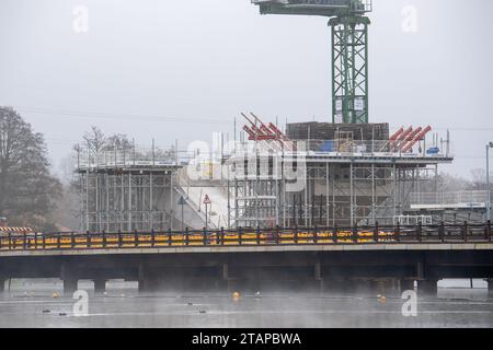 Harefield, Großbritannien. Dezember 2023. In Harefield, London Borough of Hillingdon, werden die Bauarbeiten am HS2 High Speed Rail Phase 1 Colne Valley Viaduct fortgesetzt, der neue Hochgeschwindigkeitszüge von London nach Birmingham bringen wird. Das umstrittene Hochgeschwindigkeitsbahnprojekt ist nach wie vor sehr über dem Budget. Die nördliche Phase 2 von HS2 wurde von Rishi Sunak abgesagt, aber es gibt jetzt Bedenken von Bewohnern nördlich von Birmingham, dass, wenn Labour im nächsten Jahr gewählt wird, Keir Starmer von Bürgermeister Andy Burnham angeregt wurde, Phase 2 wiederbeleben könnte. Es wurde berichtet, dass einige Leute auf der Axt sind Stockfoto