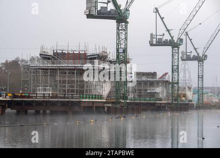 Harefield, Großbritannien. Dezember 2023. In Harefield, London Borough of Hillingdon, werden die Bauarbeiten am HS2 High Speed Rail Phase 1 Colne Valley Viaduct fortgesetzt, der neue Hochgeschwindigkeitszüge von London nach Birmingham bringen wird. Das umstrittene Hochgeschwindigkeitsbahnprojekt ist nach wie vor sehr über dem Budget. Die nördliche Phase 2 von HS2 wurde von Rishi Sunak abgesagt, aber es gibt jetzt Bedenken von Bewohnern nördlich von Birmingham, dass, wenn Labour im nächsten Jahr gewählt wird, Keir Starmer von Bürgermeister Andy Burnham angeregt wurde, Phase 2 wiederbeleben könnte. Es wurde berichtet, dass einige Leute auf der Axt sind Stockfoto