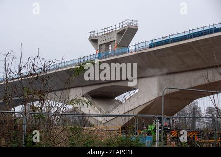 Harefield, Großbritannien. Dezember 2023. In Harefield, London Borough of Hillingdon, werden die Bauarbeiten am HS2 High Speed Rail Phase 1 Colne Valley Viaduct fortgesetzt, der neue Hochgeschwindigkeitszüge von London nach Birmingham bringen wird. Das umstrittene Hochgeschwindigkeitsbahnprojekt ist nach wie vor sehr über dem Budget. Die nördliche Phase 2 von HS2 wurde von Rishi Sunak abgesagt, aber es gibt jetzt Bedenken von Bewohnern nördlich von Birmingham, dass, wenn Labour im nächsten Jahr gewählt wird, Keir Starmer von Bürgermeister Andy Burnham angeregt wurde, Phase 2 wiederbeleben könnte. Es wurde berichtet, dass einige Leute auf der Axt sind Stockfoto
