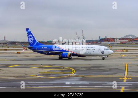 30. Oktober 2023 Newark NJ USA. Alaska Airlines Passagierflugzeug bereitet sich auf den Abflug vom NEWARK International Airport auf der Landebahn vor Stockfoto