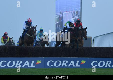 Newbury, Großbritannien. Dezember 2023. Der Cloudy Glen (White Cap) ist beim Coral Gold Cup Chase (Premier Handicap), der von Datsalrightgino auf der Newbury Racecourse gewonnen wurde, der Wassersprung beseitigt. Quelle: Paul Blake/Alamy Live News. Stockfoto