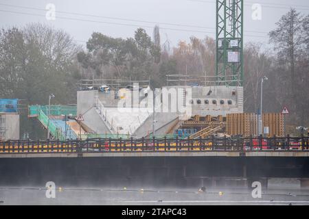 Harefield, Großbritannien. Dezember 2023. In Harefield, London Borough of Hillingdon, werden die Bauarbeiten am HS2 High Speed Rail Phase 1 Colne Valley Viaduct fortgesetzt, der neue Hochgeschwindigkeitszüge von London nach Birmingham bringen wird. Das umstrittene Hochgeschwindigkeitsbahnprojekt ist nach wie vor sehr über dem Budget. Die nördliche Phase 2 von HS2 wurde von Rishi Sunak abgesagt, aber es gibt jetzt Bedenken von Bewohnern nördlich von Birmingham, dass, wenn Labour im nächsten Jahr gewählt wird, Keir Starmer von Bürgermeister Andy Burnham angeregt wurde, Phase 2 wiederbeleben könnte. Es wurde berichtet, dass einige Leute auf der Axt sind Stockfoto