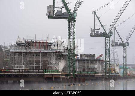 Harefield, Großbritannien. Dezember 2023. In Harefield, London Borough of Hillingdon, werden die Bauarbeiten am HS2 High Speed Rail Phase 1 Colne Valley Viaduct fortgesetzt, der neue Hochgeschwindigkeitszüge von London nach Birmingham bringen wird. Das umstrittene Hochgeschwindigkeitsbahnprojekt ist nach wie vor sehr über dem Budget. Die nördliche Phase 2 von HS2 wurde von Rishi Sunak abgesagt, aber es gibt jetzt Bedenken von Bewohnern nördlich von Birmingham, dass, wenn Labour im nächsten Jahr gewählt wird, Keir Starmer von Bürgermeister Andy Burnham angeregt wurde, Phase 2 wiederbeleben könnte. Es wurde berichtet, dass einige Leute auf der Axt sind Stockfoto