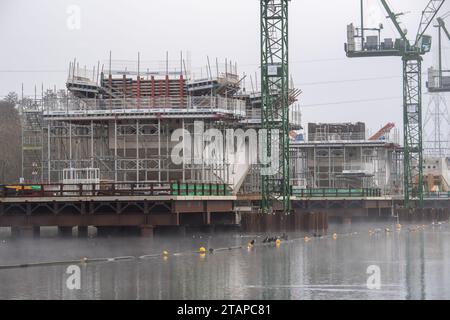 Harefield, Großbritannien. Dezember 2023. In Harefield, London Borough of Hillingdon, werden die Bauarbeiten am HS2 High Speed Rail Phase 1 Colne Valley Viaduct fortgesetzt, der neue Hochgeschwindigkeitszüge von London nach Birmingham bringen wird. Das umstrittene Hochgeschwindigkeitsbahnprojekt ist nach wie vor sehr über dem Budget. Die nördliche Phase 2 von HS2 wurde von Rishi Sunak abgesagt, aber es gibt jetzt Bedenken von Bewohnern nördlich von Birmingham, dass, wenn Labour im nächsten Jahr gewählt wird, Keir Starmer von Bürgermeister Andy Burnham angeregt wurde, Phase 2 wiederbeleben könnte. Es wurde berichtet, dass einige Leute auf der Axt sind Stockfoto