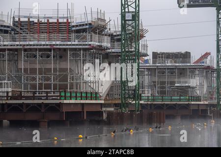 Harefield, Großbritannien. Dezember 2023. In Harefield, London Borough of Hillingdon, werden die Bauarbeiten am HS2 High Speed Rail Phase 1 Colne Valley Viaduct fortgesetzt, der neue Hochgeschwindigkeitszüge von London nach Birmingham bringen wird. Das umstrittene Hochgeschwindigkeitsbahnprojekt ist nach wie vor sehr über dem Budget. Die nördliche Phase 2 von HS2 wurde von Rishi Sunak abgesagt, aber es gibt jetzt Bedenken von Bewohnern nördlich von Birmingham, dass, wenn Labour im nächsten Jahr gewählt wird, Keir Starmer von Bürgermeister Andy Burnham angeregt wurde, Phase 2 wiederbeleben könnte. Es wurde berichtet, dass einige Leute auf der Axt sind Stockfoto