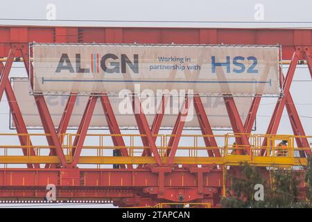 Harefield, Großbritannien. Dezember 2023. Dominique der riesige, orange Trägerkran HS2, der den nächsten Teil des Colne Valley Viaduct in Harefield baut, der neue Hochgeschwindigkeitszüge von London nach Birmingham bringen wird. Das umstrittene Hochgeschwindigkeitsbahnprojekt ist nach wie vor sehr über dem Budget. Die nördliche Phase 2 von HS2 wurde von Rishi Sunak abgesagt, aber es gibt jetzt Bedenken von Bewohnern nördlich von Birmingham, dass, wenn Labour im nächsten Jahr gewählt wird, Keir Starmer von Bürgermeister Andy Burnham angeregt wurde, Phase 2 wiederbeleben könnte. Es wurde berichtet, dass einige Personen auf der unterdrückten HS2-Strecke b Stockfoto
