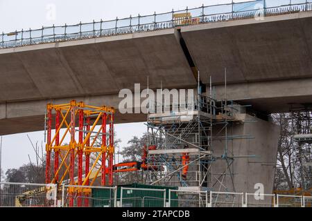 Harefield, Großbritannien. Dezember 2023. In Harefield, London Borough of Hillingdon, werden die Bauarbeiten am HS2 High Speed Rail Phase 1 Colne Valley Viaduct fortgesetzt, der neue Hochgeschwindigkeitszüge von London nach Birmingham bringen wird. Das umstrittene Hochgeschwindigkeitsbahnprojekt ist nach wie vor sehr über dem Budget. Die nördliche Phase 2 von HS2 wurde von Rishi Sunak abgesagt, aber es gibt jetzt Bedenken von Bewohnern nördlich von Birmingham, dass, wenn Labour im nächsten Jahr gewählt wird, Keir Starmer von Bürgermeister Andy Burnham angeregt wurde, Phase 2 wiederbeleben könnte. Es wurde berichtet, dass einige Leute auf der Axt sind Stockfoto