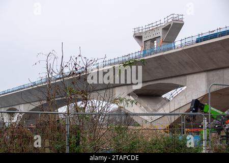 Harefield, Großbritannien. Dezember 2023. In Harefield, London Borough of Hillingdon, werden die Bauarbeiten am HS2 High Speed Rail Phase 1 Colne Valley Viaduct fortgesetzt, der neue Hochgeschwindigkeitszüge von London nach Birmingham bringen wird. Das umstrittene Hochgeschwindigkeitsbahnprojekt ist nach wie vor sehr über dem Budget. Die nördliche Phase 2 von HS2 wurde von Rishi Sunak abgesagt, aber es gibt jetzt Bedenken von Bewohnern nördlich von Birmingham, dass, wenn Labour im nächsten Jahr gewählt wird, Keir Starmer von Bürgermeister Andy Burnham angeregt wurde, Phase 2 wiederbeleben könnte. Es wurde berichtet, dass einige Leute auf der Axt sind Stockfoto