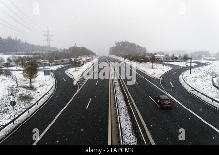 Coburg, Deutschland. Dezember 2023. Kaltes Wetter in Nordbayern nach starken Schneefällen, wenn Autos unter einer Fußgängerbrücke vorbeifahren und Lastwagen eine Pause von den schwierigen Fahrbedingungen einlegen. Quelle: Clearpiximages/Alamy Live News Stockfoto