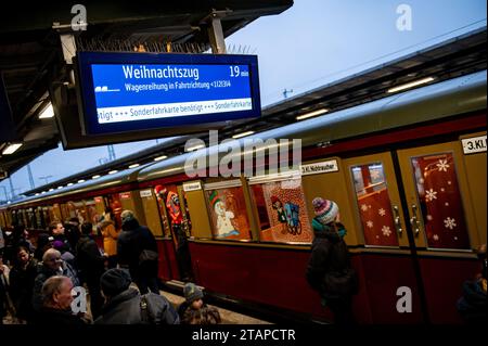 Berlin, Deutschland. Dezember 2023. Der Weihnachtszug des Vereins historische S-Bahn parkt am S-Bahnhof Grünau. Der Weihnachtszug fährt nach mehrjähriger Pause wieder durch Berlin. Quelle: Fabian Sommer/dpa/Alamy Live News Stockfoto