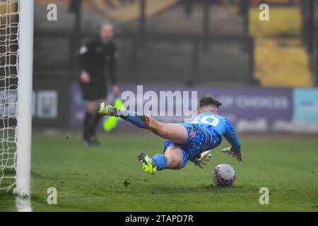 Torhüter Stephen McMullan (30 Fleetwood) spart am Samstag, den 2. Dezember 2023, im R Costs Abbey Stadium in Cambridge einen Elfmeterschieß beim Spiel der 2. Runde des FA Cups zwischen Cambridge United und Fleetwood Town. (Foto: Kevin Hodgson | MI News) Credit: MI News & Sport /Alamy Live News Stockfoto