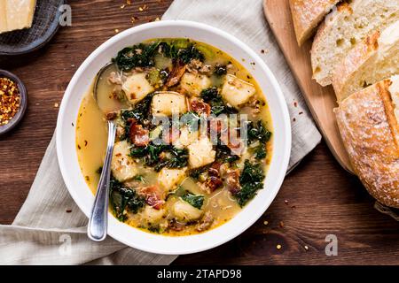 Cremige Zuppa Toscana Suppe mit Sauerteigbrot. Stockfoto