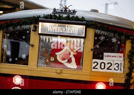 Berlin, Deutschland. Dezember 2023. Der Weihnachtszug des Vereins historische S-Bahn parkt am S-Bahnhof Grünau. Der Weihnachtszug fährt nach mehrjähriger Pause wieder durch Berlin. Quelle: Fabian Sommer/dpa/Alamy Live News Stockfoto