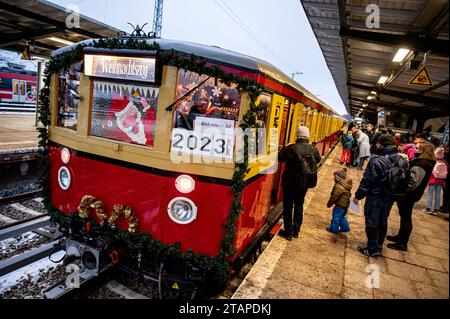 Berlin, Deutschland. Dezember 2023. Der Weihnachtszug des Vereins historische S-Bahn parkt am S-Bahnhof Grünau. Der Weihnachtszug fährt nach mehrjähriger Pause wieder durch Berlin. Quelle: Fabian Sommer/dpa/Alamy Live News Stockfoto