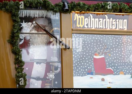 Berlin, Deutschland. Dezember 2023. Ein Mann im Weihnachtsmannskostüm steht im Weihnachtszug des Vereins historische S-Bahn. Der Weihnachtszug fährt nach mehrjähriger Pause wieder durch Berlin. Quelle: Fabian Sommer/dpa/Alamy Live News Stockfoto