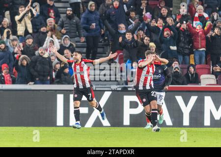 Brentford-Spieler appellieren am 2. Dezember 2023 im Gtech Community Stadium, London, England, um einen Strafstoß während des Premier League-Spiels zwischen Brentford und Luton Town zu erhalten. Foto: Grant Winter. Nur redaktionelle Verwendung, Lizenz für kommerzielle Nutzung erforderlich. Keine Verwendung bei Wetten, Spielen oder Publikationen eines einzelnen Clubs/einer Liga/eines Spielers. Quelle: UK Sports Pics Ltd/Alamy Live News Stockfoto