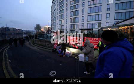 Nottingham, Großbritannien. Dezember 2023. Die Fans kommen vor dem Spiel der Premier League auf dem City Ground in Nottingham an. Der Bildnachweis sollte lauten: Andrew Yates/Sportimage Credit: Sportimage Ltd/Alamy Live News Stockfoto