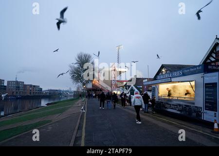 Nottingham, Großbritannien. Dezember 2023. Die Fans kommen vor dem Spiel der Premier League auf dem City Ground in Nottingham an. Der Bildnachweis sollte lauten: Andrew Yates/Sportimage Credit: Sportimage Ltd/Alamy Live News Stockfoto