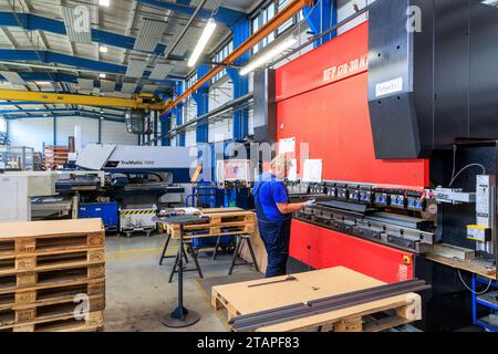 Fachkräfte dringend gesucht-Calauer Schrank- und Gehäusebau GmbH caleg DEU/Brandenburg/Calau Â Kant-und Biegemaschine bei der Arbeit: Metallbauer für den Bau von individuellen Gehäusen und Schaltschränken in unterschiedlichsten Stückzahlen werden von der Calauer Schrank- und Gehäusebau GmbH caleg dringend gesucht. Wie überall gibt es einen Fachkräftemangel. Das mittelständische Brandenburger Unternehmen hat sich auf den Schaltschrankbau, vor allem für den Maschinen- und Anlagenbau spezialisiert. Produziert wird mit modernsten CNC-gesteuerten Lösungen für das Stanzen, Lasern, Biegen und Schwei Stockfoto