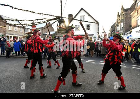 Viel Wenlock, Shropshire, Großbritannien. Dezember 2023. Festlicher Tanz im Christmas Fayre. Die Ironmen Severn Gilders Morris Tänzerinnen treten im historischen Dorf Much Wenlock auf. Quelle: Dave Bagnall / Alamy Live News. Stockfoto