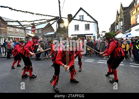 Viel Wenlock, Shropshire, Großbritannien. Dezember 2023. Festlicher Tanz im Christmas Fayre. Die Ironmen Severn Gilders Morris Tänzerinnen treten im historischen Dorf Much Wenlock auf. Quelle: Dave Bagnall / Alamy Live News. Stockfoto