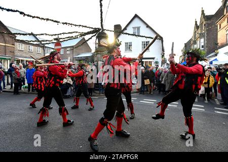 Viel Wenlock, Shropshire, Großbritannien. Dezember 2023. Festlicher Tanz im Christmas Fayre. Die Ironmen Severn Gilders Morris Tänzerinnen treten im historischen Dorf Much Wenlock auf. Quelle: Dave Bagnall / Alamy Live News. Stockfoto