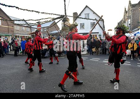 Viel Wenlock, Shropshire, Großbritannien. Dezember 2023. Festlicher Tanz im Christmas Fayre. Die Ironmen Severn Gilders Morris Tänzerinnen treten im historischen Dorf Much Wenlock auf. Quelle: Dave Bagnall / Alamy Live News. Stockfoto