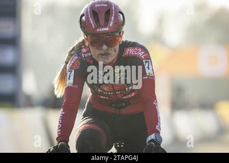 Boom, Belgien. Dezember 2023. Die Niederländerin Denise Betsema überquert die Ziellinie beim Damenrennen des Superprestige Boom, der 5/8. Etappe des Superprestige Cyclocross-Wettkampfes, Samstag, den 2. Dezember 2023, in Boom. BELGA FOTO DAVID PINTENS Credit: Belga News Agency/Alamy Live News Stockfoto