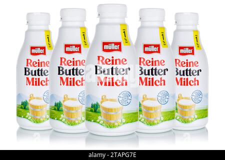 Reine Buttermilch von der Firma Theo Müller freigestellt vor einem weißen Hintergrund Stuttgart, Deutschland - 11. April 2023: Reine Buttermilch von der Firma Theo Müller freigestellt vor einem weißen Hintergrund in Stuttgart. *** Reine Buttermilch der Firma Theo Müller vor weißem Hintergrund geerntet Stuttgart, Deutschland 11. April 2023 reine Buttermilch der Firma Theo Müller vor weißem Hintergrund geerntet in Stuttgart Credit: Imago/Alamy Live News Stockfoto