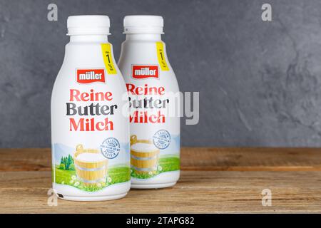 Reine Buttermilch von der Firma Theo Müller auf Holzbrett mit Textfreiraum Copyspace Stuttgart, Deutschland - 11. April 2023: Reine Buttermilch von der Firma Theo Müller auf Holzbrett mit Textfreiraum Copyspace in Stuttgart. *** Reine Buttermilch der Firma Theo Müller auf Holzplatte mit freiem Textfeld Copyspace Stuttgart, Deutschland 11. April 2023 reine Buttermilch der Firma Theo Müller auf Holzbrett mit freiem Textfeld Copyspace in Stuttgart Credit: Imago/Alamy Live News Stockfoto