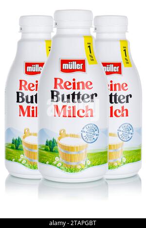 Reine Buttermilch von der Firma Theo Müller freigestellt vor einem weißen Hintergrund Hochformat Stuttgart, Deutschland - 11. April 2023: Reine Buttermilch von der Firma Theo Müller freigestellt vor einem weißen Hintergrund Hochformat in Stuttgart. *** Reine Buttermilch der Firma Theo Müller zugeschnitten vor einem Portraitformat mit weißem Hintergrund Stuttgart, Deutschland 11. April 2023 reine Buttermilch der Firma Theo Müller zugeschnitten vor einem Portraitformat mit weißem Hintergrund in Stuttgart Credit: Imago/Alamy Live News Stockfoto