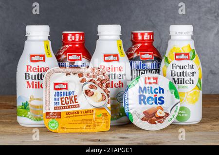 Produkte der Firma Theo Müller wie Buttermilch Müllermich und Joghurt auf Holzbrett Stuttgart, Deutschland - 11. April 2023: Produkte der Firma Theo Müller wie Buttermilch Müllermich und Joghurt auf Holzbrett in Stuttgart, Deutschland. *** Produkte der Firma Theo Müller wie Buttermilch Müllermich und Joghurt auf Holzbrett Stuttgart, Deutschland 11 April 2023 Produkte der Firma Theo Müller wie Buttermilch Müllermich und Joghurt auf Holzbrett in Stuttgart Credit: Imago/Alamy Live News Stockfoto