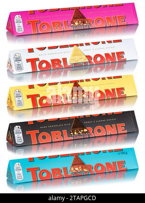 Verschiedene Sorten Toblerone Schokolade von Tobler und Mondelez International Freisteller freigestellt isoliert Hochformat Stuttgart, Deutschland - 17. Mai 2023: Verschiedene Sorten Toblerone Schokolade von Tobler und Mondelez International Freisteller freigestellt isoliert Hochformat in Stuttgart, Deutschland. *** Verschiedene Arten von Toblerone-Schokolade von Tobler und Mondelez International zugeschnittenes isoliertes Porträtformat Stuttgart, Deutschland 17. Mai 2023 verschiedene Arten von Toblerone-Schokolade von Tobler und Mondelez International zugeschnittenes isoliertes Porträtformat in Stuttgart, Deutschland Stockfoto