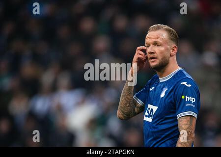 02. Dezember 2023, Nordrhein-Westfalen, Mönchengladbach: Fußball: Bundesliga, Borussia Mönchengladbach - TSG 1899 Hoffenheim, Spieltag 13, Stadion Borussia-Park. Hoffenheims Kevin Vogt reagiert während des Spiels. Foto: Marius Becker/dpa - WICHTIGER HINWEIS: Gemäß den Vorschriften der DFL Deutschen Fußball-Liga und des DFB Deutschen Fußball-Bundes ist es verboten, im Stadion und/oder im Spiel aufgenommene Fotografien in Form von sequenziellen Bildern und/oder videoähnlichen Fotoserien zu verwenden oder zu nutzen. Stockfoto