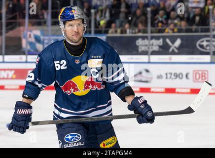 München, Deutschland. Dezember 2023. Kapitaen Patrick Hager (EHC Red Bull Muenchen, #52). EHC Red Bull München gegen Fischtown Pinguins Bremerhaven, Eishockey, DEL, 23. Spieltag, Saison 2023/2024, 01.12.2023. Foto: Eibner-Pressefoto/Heike feiner Credit: dpa/Alamy Live News Stockfoto