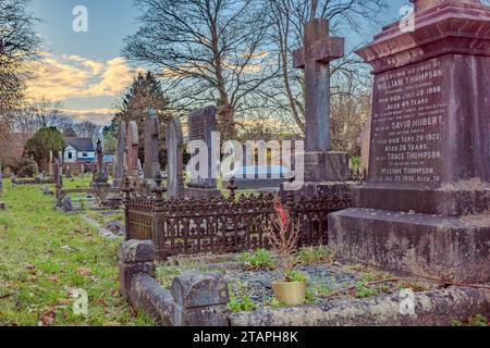 Am späten Nachmittag am frostigen Wintertag auf einem Friedhof in Cardiff, Wales. Evokativ, traurig, traurig, gotisch, Tod, Leben Nach Dem Tod. Konzepte. Stockfoto