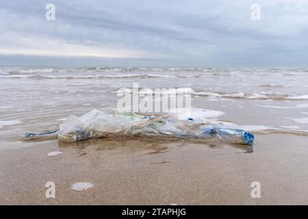 Plastikabfälle am Sandstrand Stockfoto