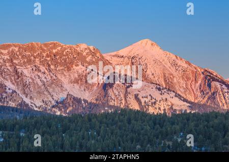 Erstes Licht bei Sonnenaufgang auf dem sacagawea Gipfel in der bridger Range bei bozeman, montana Stockfoto