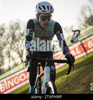 Boom, Belgien. Dezember 2023. Der belgische Jens Adams wurde während des Herrenrennens des Superprestige Boom, der 5/8. Etappe des Superprestige Cyclocross-Radrennwettbewerbs, am Samstag, den 2. Dezember 2023, in Boom gezeigt. BELGA FOTO DAVID PINTENS Credit: Belga News Agency/Alamy Live News Stockfoto