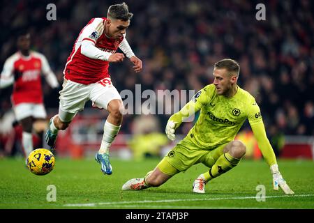 Arsenals Leandro Trossard traf sich im Emirates Stadium in London gegen Torhüter Daniel Bentley der Wolverhampton Wanderers. Bilddatum: Samstag, 2. Dezember 2023. Stockfoto