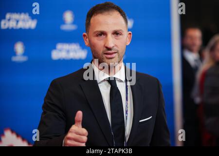 Hamburg, Deutschland. Dezember 2023. Fußball: Europameisterschaft, Auslosung in Hamburg, Elbphilharmonie. Domenico Tedesco, belgischer Trainer, nimmt an der Veranstaltung Teil. Quelle: Christian Charisius/dpa/Alamy Live News Stockfoto