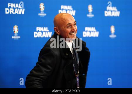 Der italienische Cheftrainer Luciano Spalletti kommt vor der UEFA Euro 2024-Unentschieden in der Elbphilharmonie in Hamburg an. Bilddatum: Samstag, 2. Dezember 2023. Stockfoto