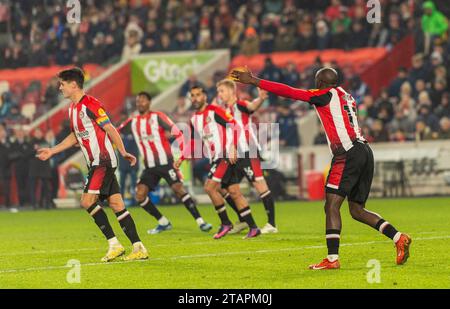 Die Spieler von Brentford fordern einen Strafstoß, nachdem Yoane Wissa am 2. Dezember 2023 während des Premier League-Spiels zwischen Brentford und Luton Town im Gtech Community Stadium in London, England, umgekippt wurde. Foto: Grant Winter. Nur redaktionelle Verwendung, Lizenz für kommerzielle Nutzung erforderlich. Keine Verwendung bei Wetten, Spielen oder Publikationen eines einzelnen Clubs/einer Liga/eines Spielers. Quelle: UK Sports Pics Ltd/Alamy Live News Stockfoto