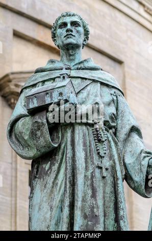 Statue des Heiligen Ansgar (St. Anschar) - Erzbischof von Hamburg-Bremen in der Nähe der Friedrich-Kirche in Kopenhagen Stockfoto