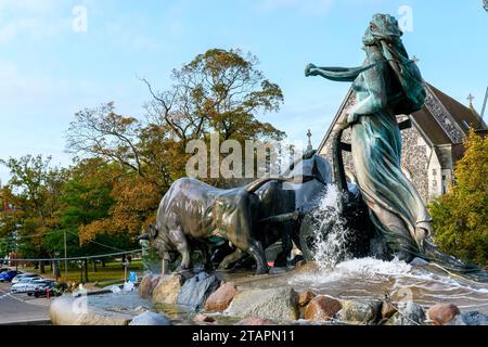 Der Gefion-Brunnen in Kopenhagen, Dänemark. Es zeigt eine große Gruppe von Ochsen, die einen Pflug ziehen und von der nordischen Göttin Gefjon angetrieben werden Stockfoto