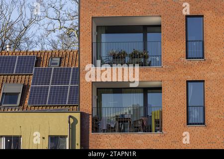 Gent, Belgien. Dezember 2023. Abbildung zeigt ein klassisches Haus und ein neues Apartmentgebäude an der Universität UGent, Samstag, den 2. Dezember 2023. BELGA FOTO NICOLAS MAETERLINCK Credit: Belga News Agency/Alamy Live News Stockfoto